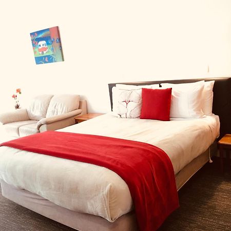 Cascades Lakefront Motel Таупо Экстерьер фото A bedroom at the hotel