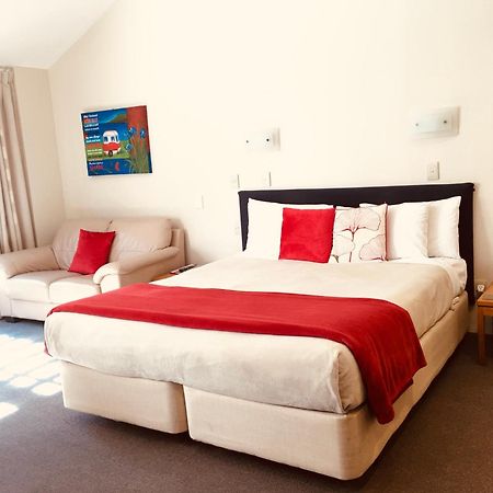 Cascades Lakefront Motel Таупо Экстерьер фото A room at the hotel