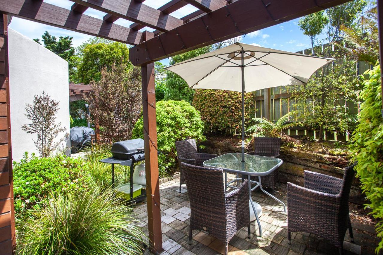 Cascades Lakefront Motel Таупо Экстерьер фото A patio with a pergola