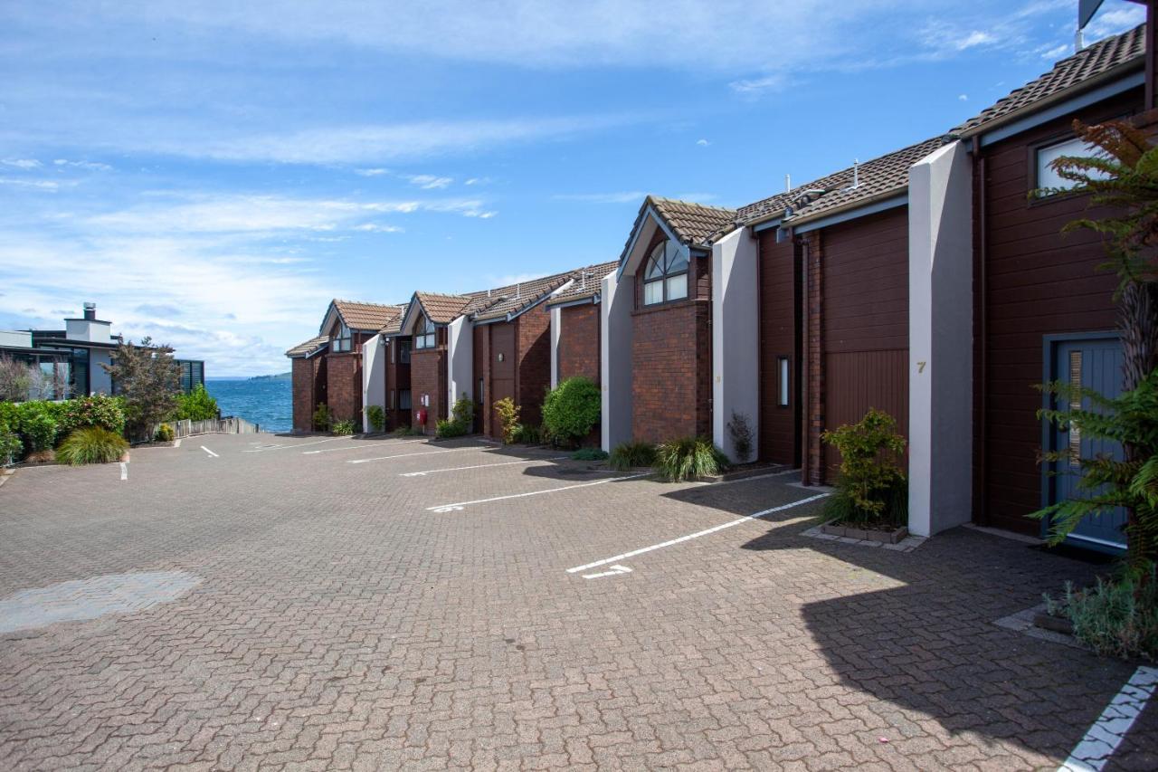 Cascades Lakefront Motel Таупо Экстерьер фото Modern apartments in the village