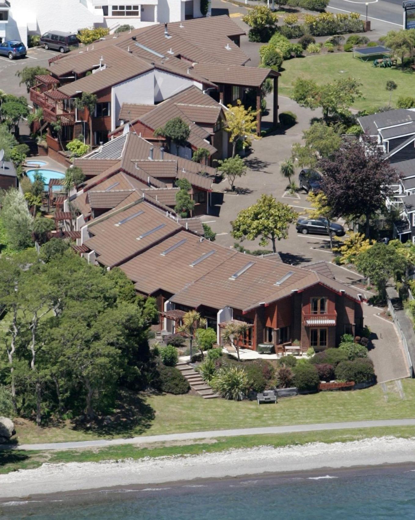 Cascades Lakefront Motel Таупо Экстерьер фото The house from the air