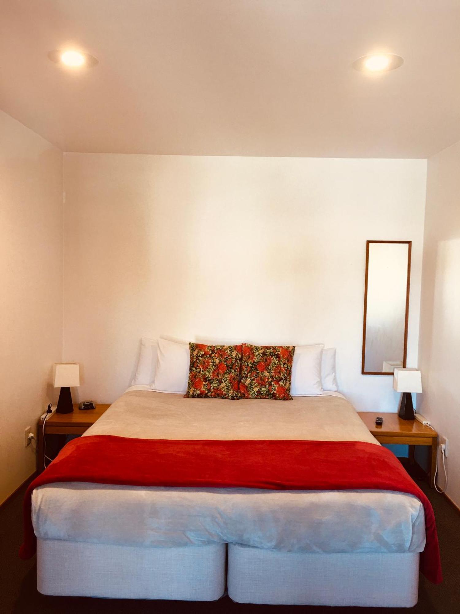 Cascades Lakefront Motel Таупо Экстерьер фото A bedroom at the hotel