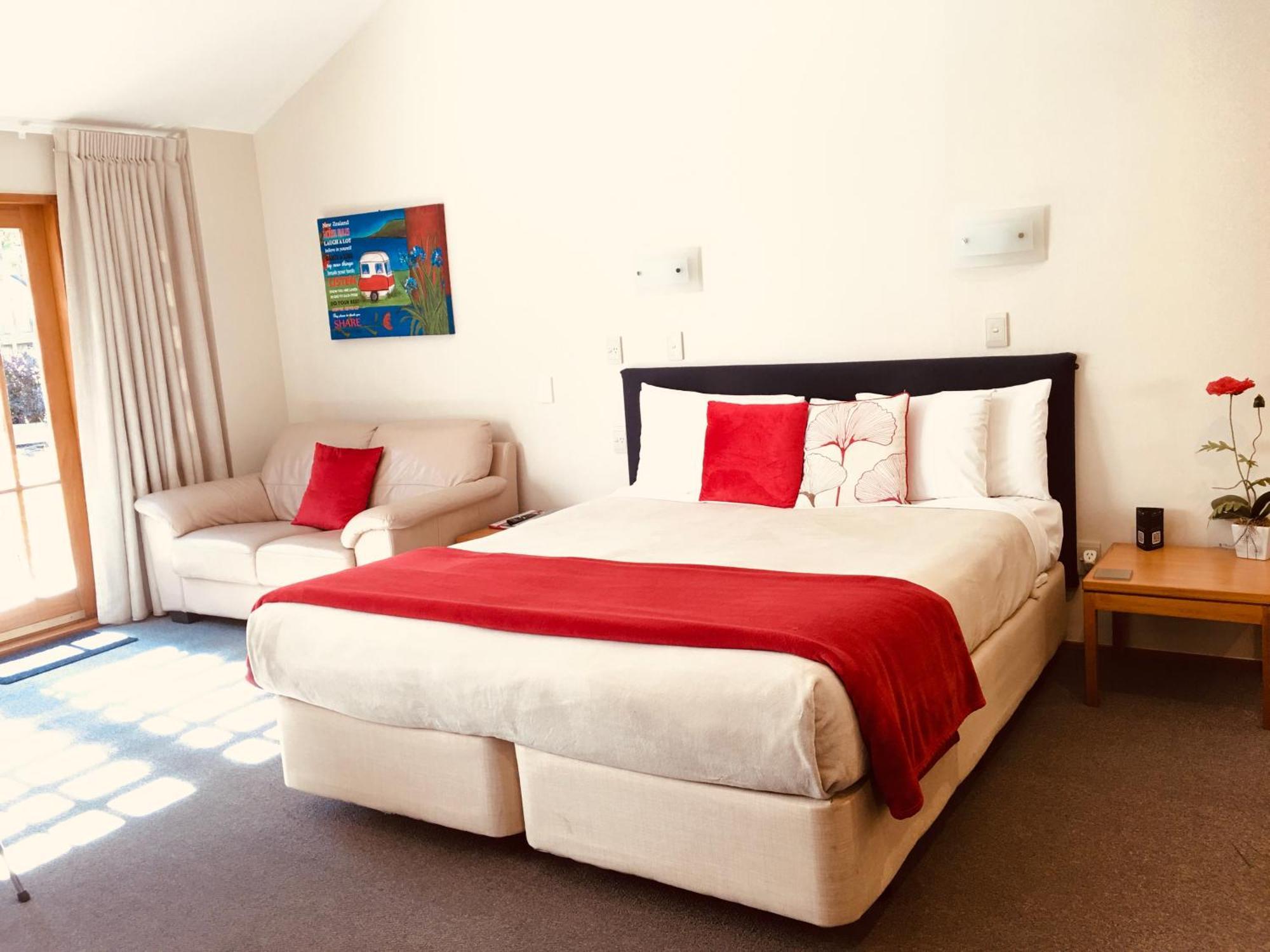 Cascades Lakefront Motel Таупо Экстерьер фото A room at the hotel