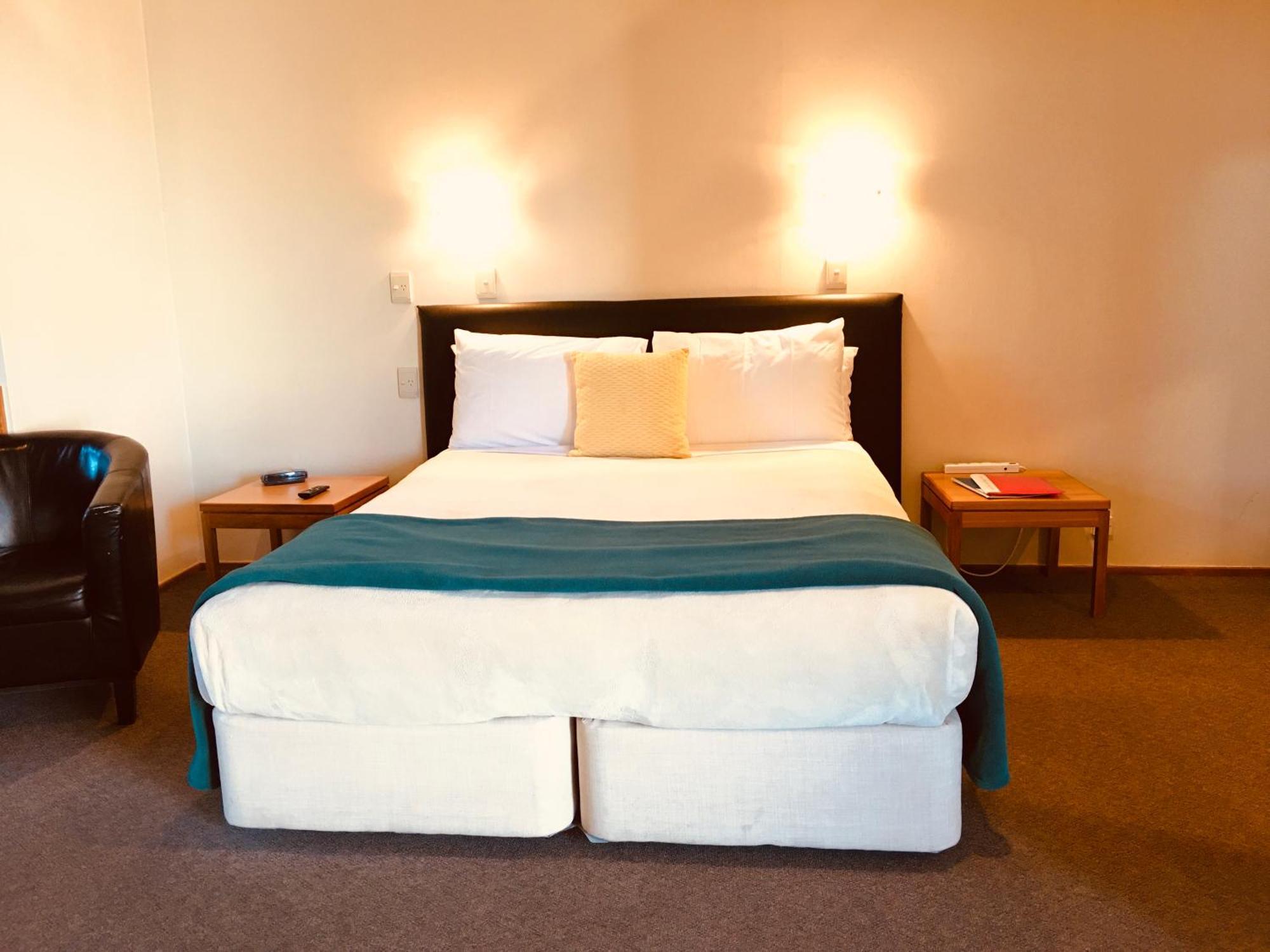 Cascades Lakefront Motel Таупо Экстерьер фото A bed in a hotel room
