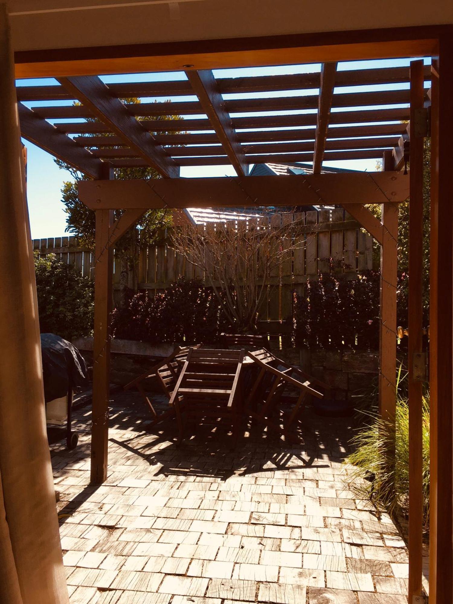Cascades Lakefront Motel Таупо Экстерьер фото Pergola in a backyard