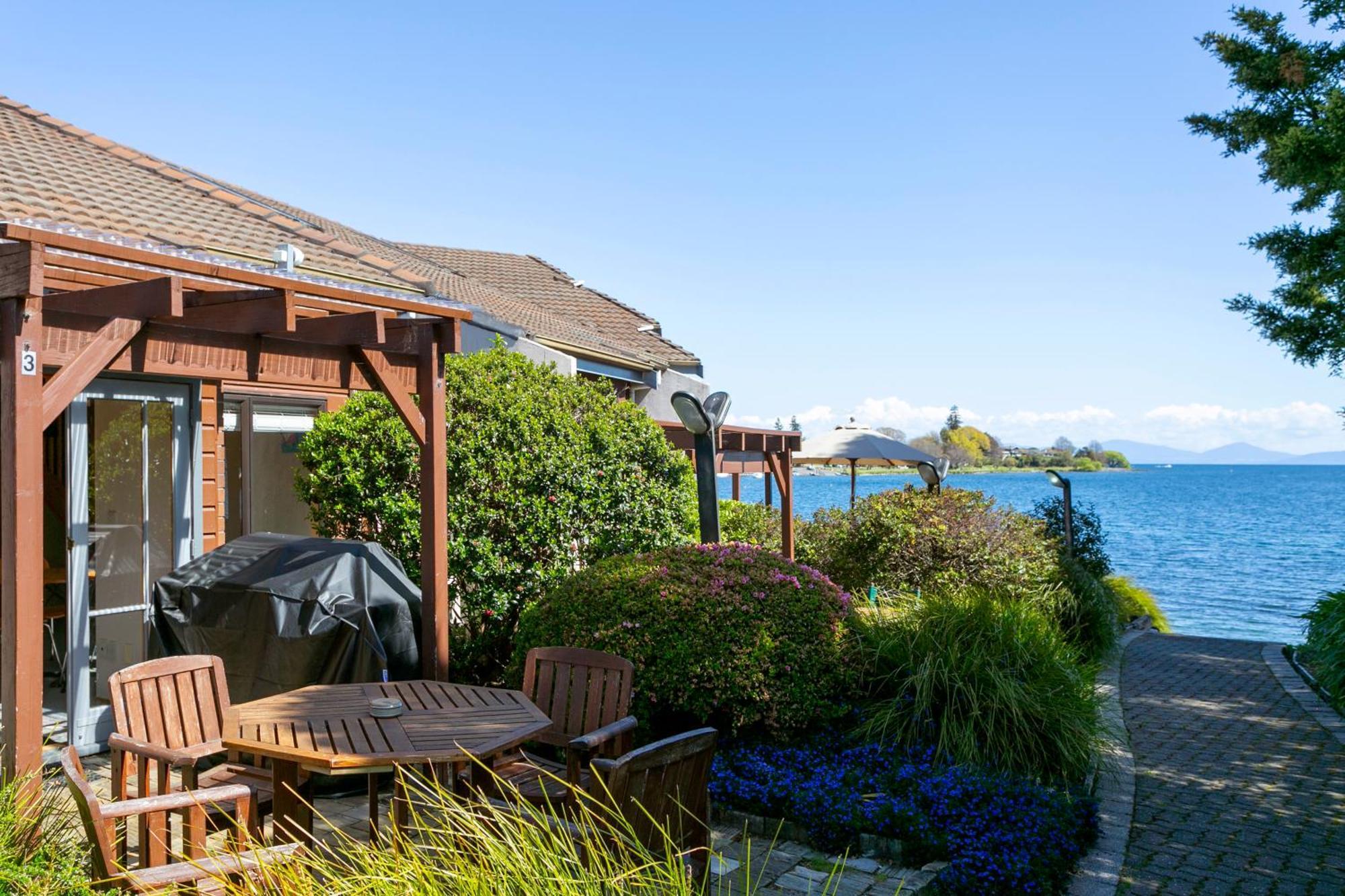 Cascades Lakefront Motel Таупо Экстерьер фото A view of Lake Taupo from the resort
