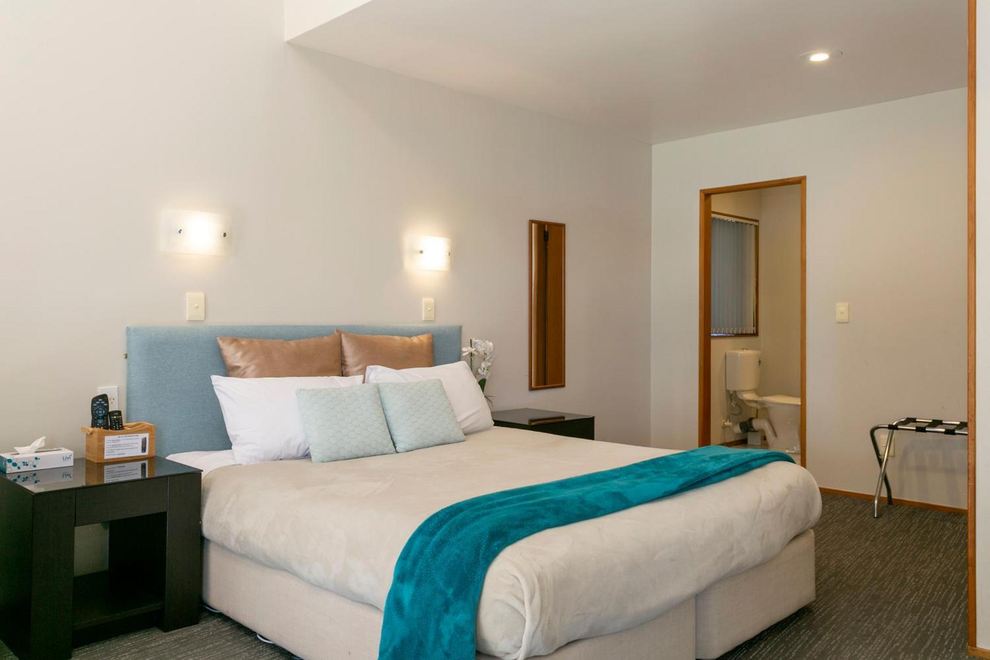 Cascades Lakefront Motel Таупо Экстерьер фото A typical motel room