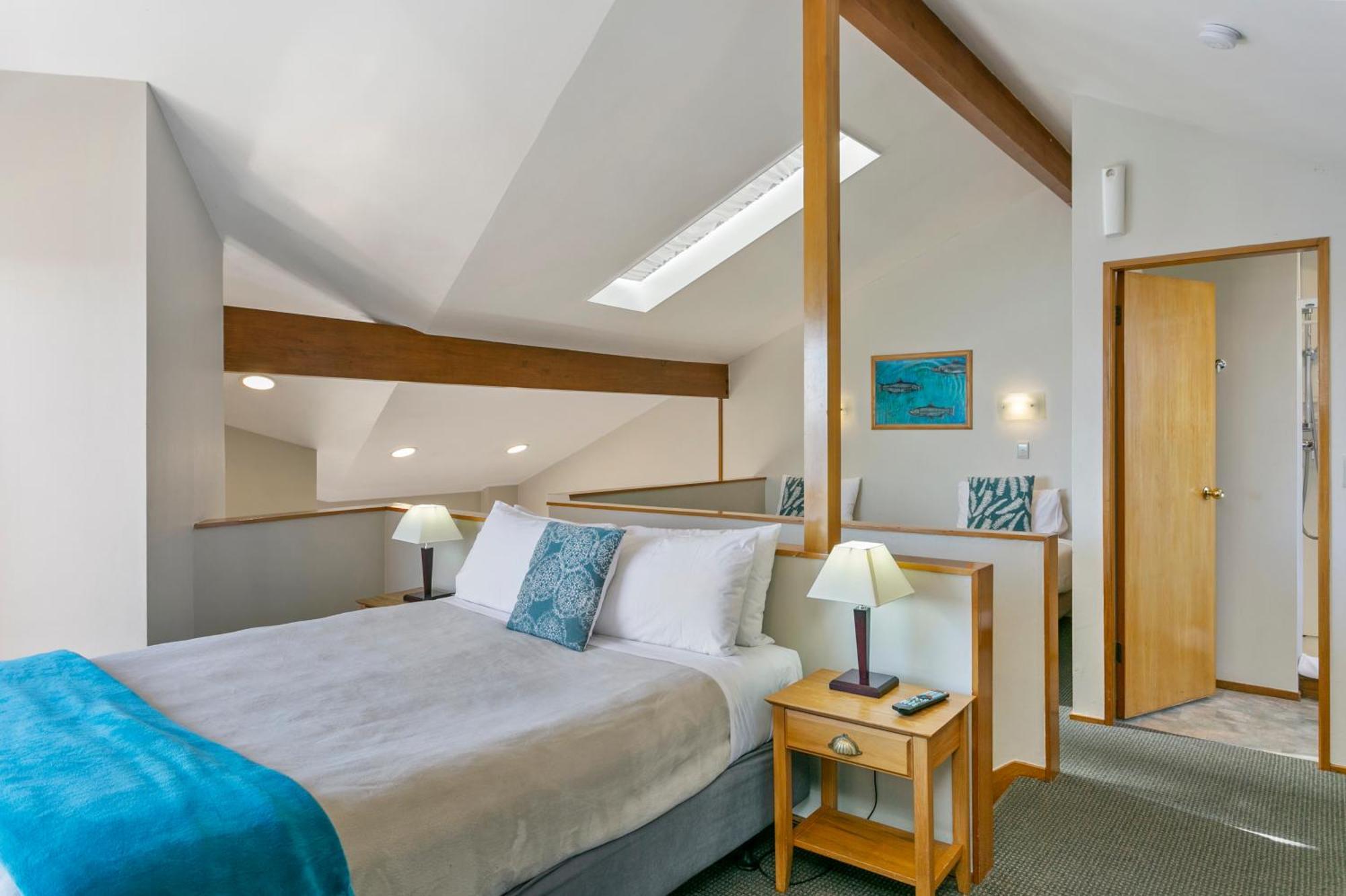 Cascades Lakefront Motel Таупо Экстерьер фото A bedroom at the hotel