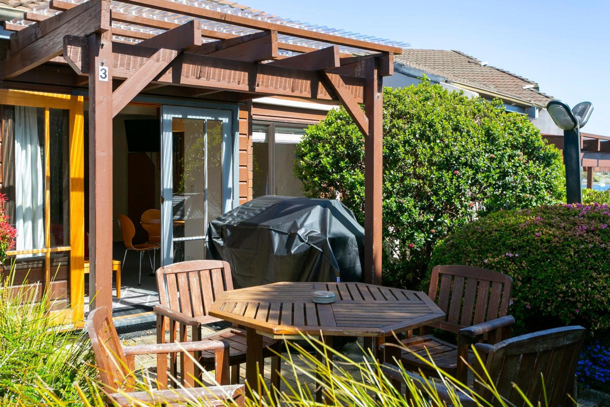 Cascades Lakefront Motel Таупо Экстерьер фото A pergola in a garden
