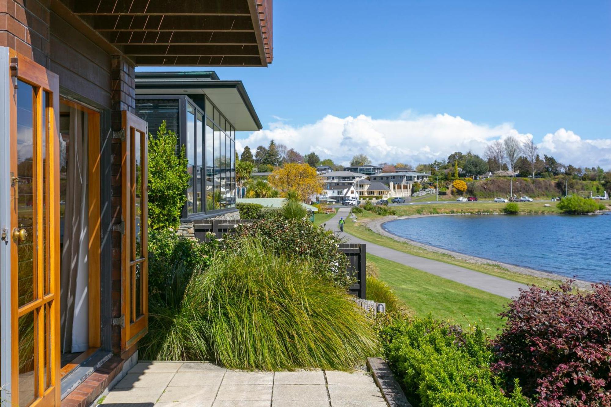 Cascades Lakefront Motel Таупо Экстерьер фото View of the lake from the library