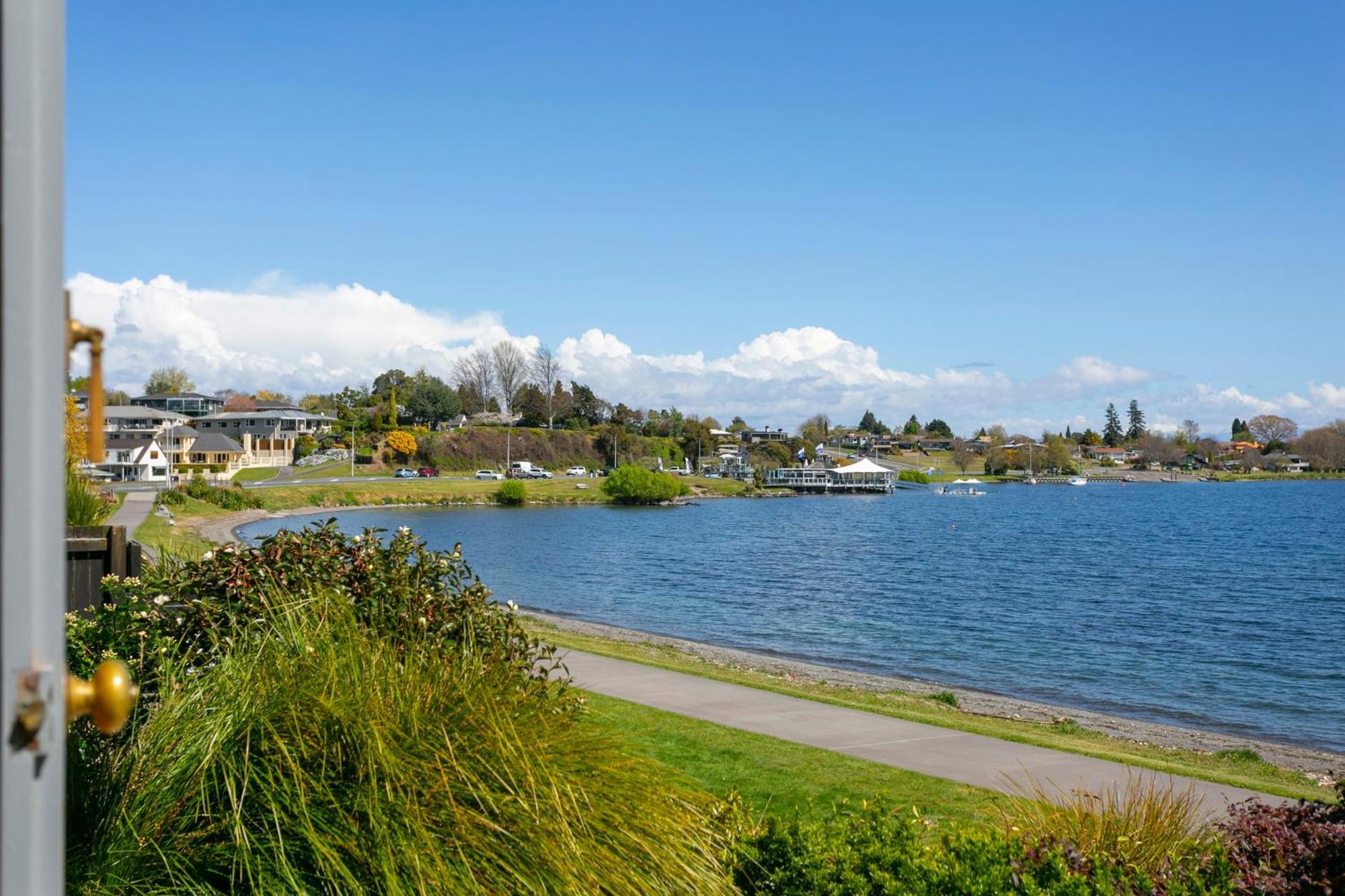 Cascades Lakefront Motel Таупо Экстерьер фото View of Lake Stevens