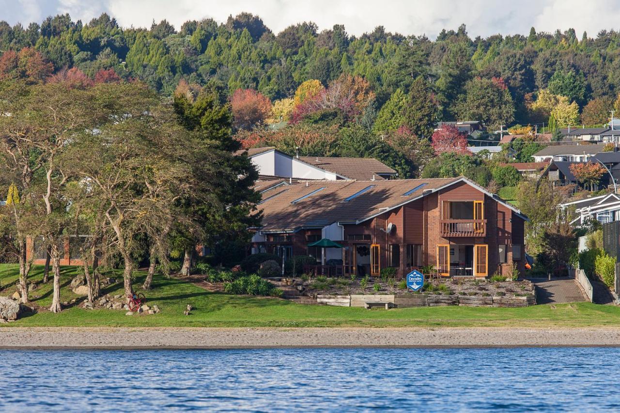Cascades Lakefront Motel Таупо Экстерьер фото Residential neighborhood on the shore of Lake Stevens
